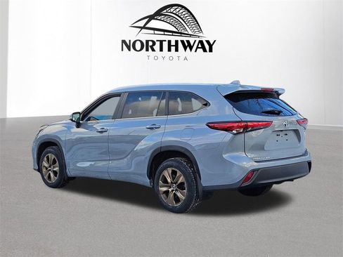 Certified 2023 Toyota Highlander Bronze Edition image 7