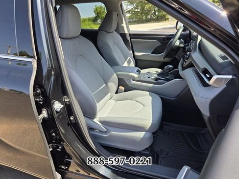 Used 2021 Toyota Highlander LE FWD image 19
