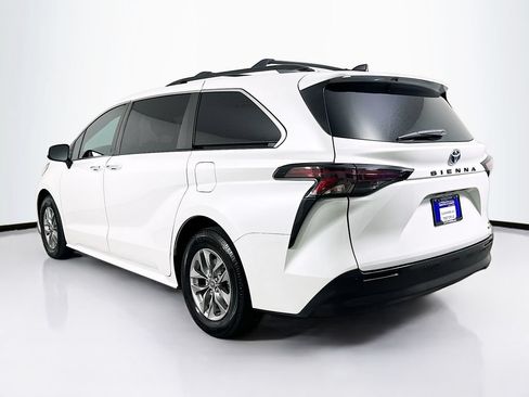 Used 2023 Toyota Sienna XLE FWD image 6