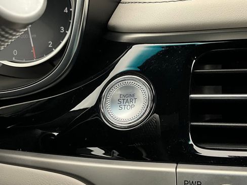 Used 2025 Genesis G70 2.5T image 29