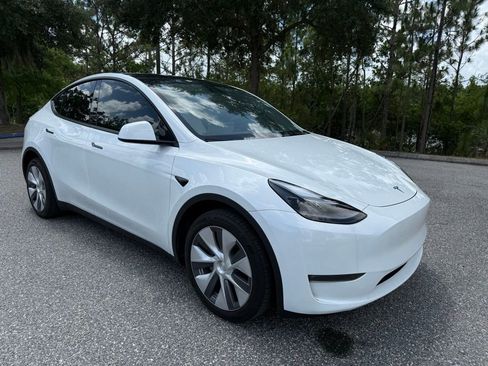 Used 2024 Tesla Model Y Long Range AWD/4WD image 3