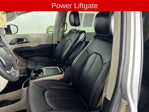 Used 2024 Chrysler Pacifica Touring-L FWD image 11