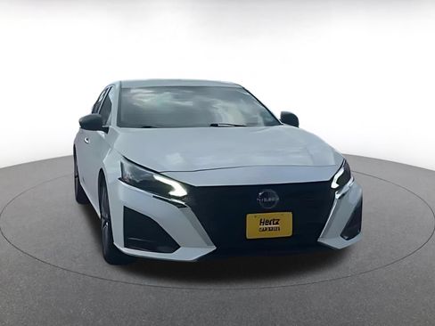 Used 2025 Nissan Altima 2.5 SV FWD image 2