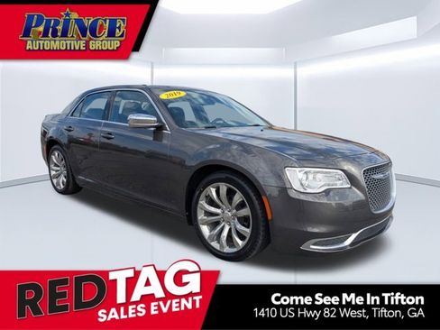 Used 2019 Chrysler 300 Touring w/ Chrome Appearance Package image 1