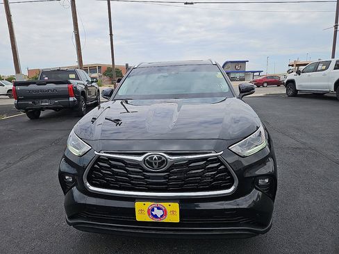 Used 2023 Toyota Highlander Limited FWD image 8