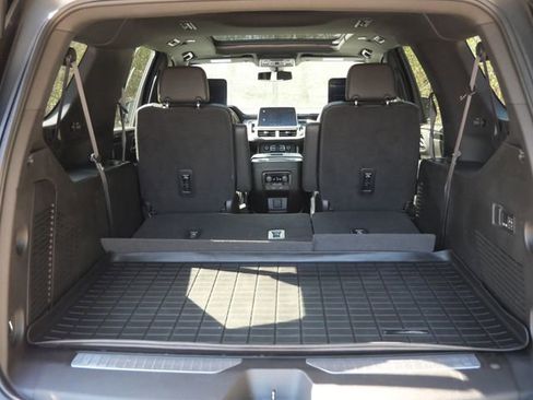 Used 2022 Chevrolet Suburban RST w/ Sport Performance Package AWD/4WD image 33