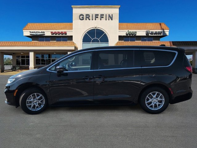 Used 2024 Chrysler Pacifica Touring-L FWD image 10