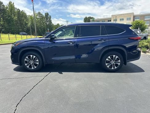 Used 2021 Toyota Highlander XLE AWD/4WD image 3
