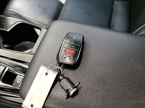 Used 2025 Toyota Camry SE w/ Convenience Package image 15