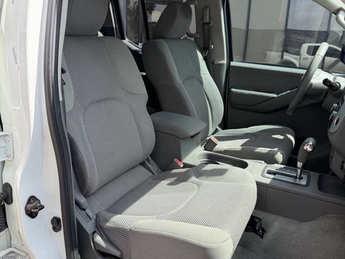 Used 2014 Nissan Frontier SV image 19