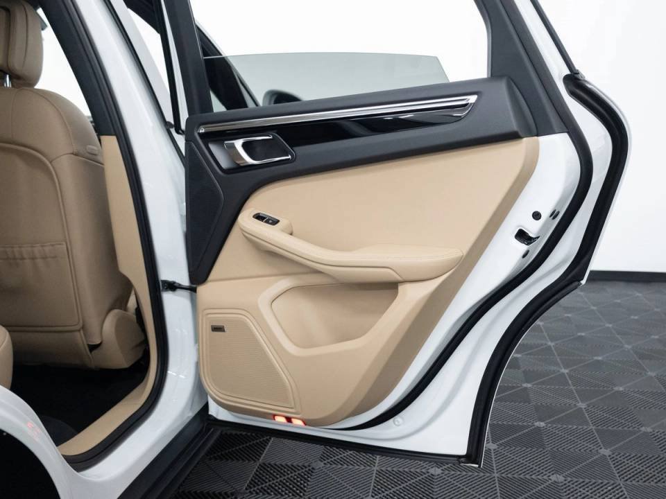 Certified 2026 Porsche Macan AWD/4WD image 21