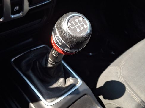 Used 2019 Jeep Wrangler Sport AWD/4WD image 14