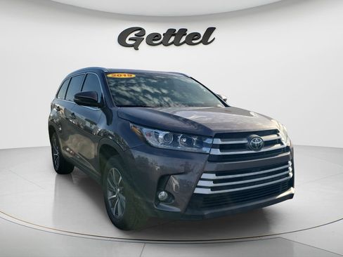 Used 2019 Toyota Highlander XLE FWD image 2