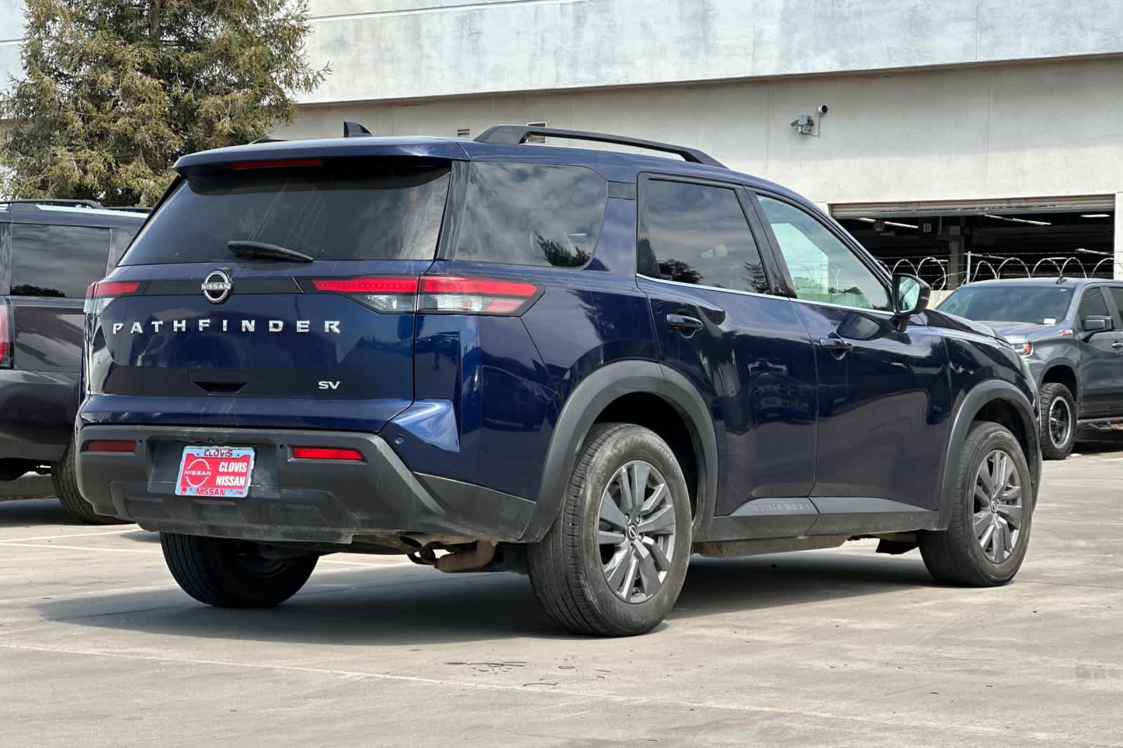 Used 2024 Nissan Pathfinder SV FWD image 3