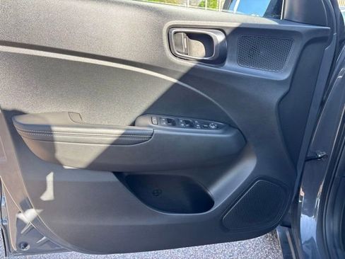 Used 2023 Hyundai Venue Limited FWD image 7