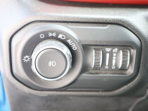 Used 2021 Jeep Wrangler Unlimited Rubicon w/ Cold Weather Group AWD/4WD image 32