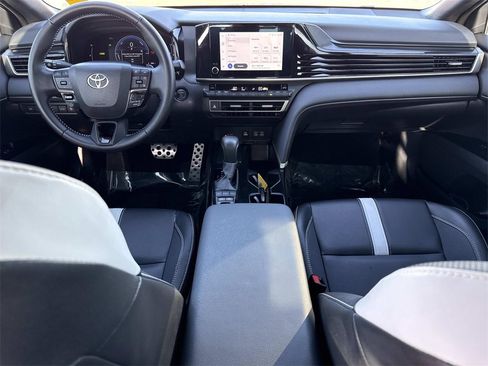 Used 2025 Toyota Camry SE image 23