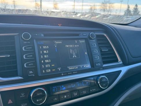 Used 2017 Toyota Highlander Limited image 3