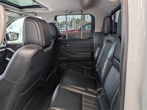 Used 2022 Nissan Frontier SV w/ SV Premium Package image 7