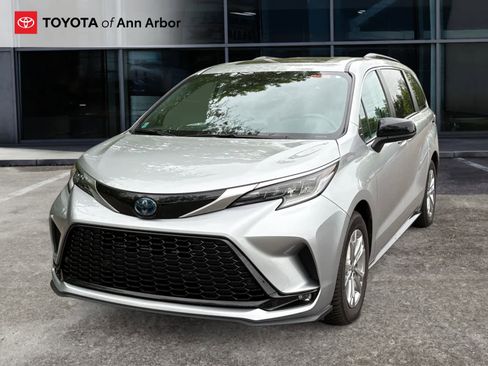 Used 2023 Toyota Sienna XSE w/ XSE Plus Package AWD/4WD image 2