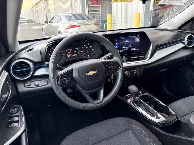 Used 2025 Chevrolet Trax LS w/ LS Convenience Package FWD image 27