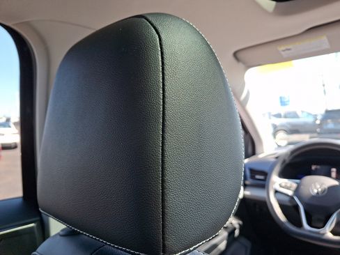 Used 2023 Volkswagen Taos SE w/ Panoramic Sunroof Package image 9