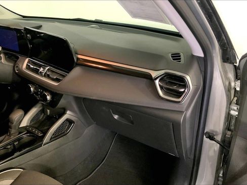 Used 2025 Chevrolet TrailBlazer LT AWD/4WD image 16
