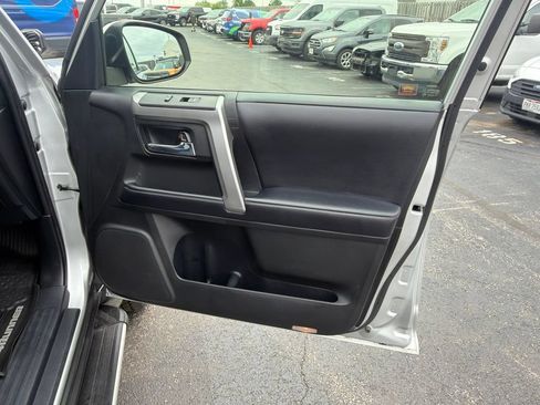Used 2018 Toyota 4Runner SR5 AWD/4WD image 37