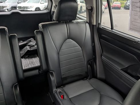 Used 2020 Toyota Highlander XLE AWD/4WD image 14