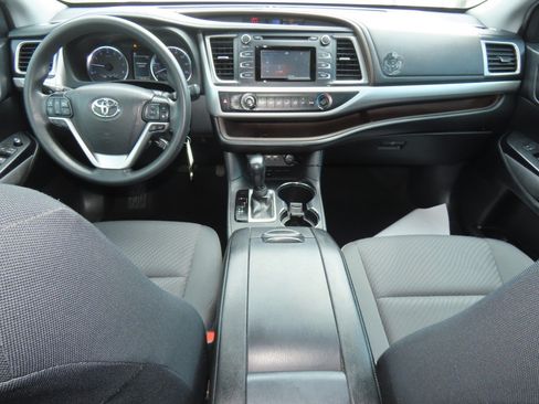 Used 2019 Toyota Highlander LE FWD image 23