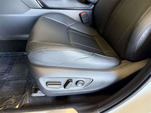 Used 2023 Toyota Venza image 3