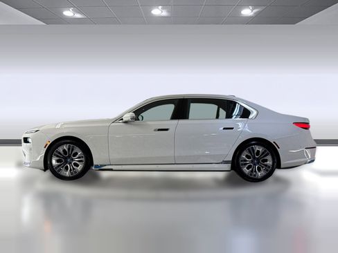 Certified 2023 BMW i7 xDrive60 w/ Executive Package 2 AWD/4WD image 2