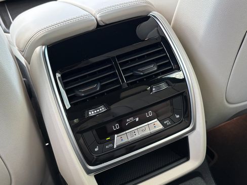 Used 2025 BMW X7 M60i w/ Climate Comfort Package AWD/4WD image 36