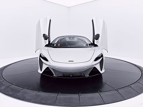 Used 2023 McLaren Artura RWD image 28