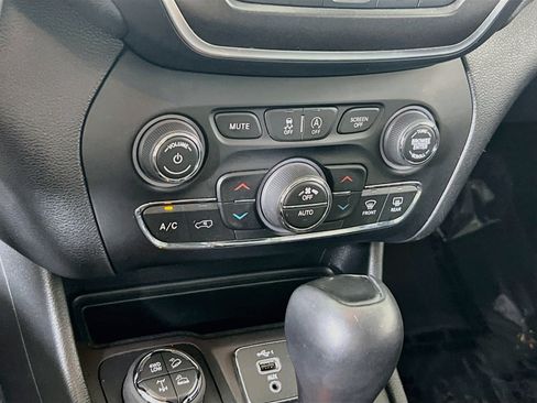 Used 2022 Jeep Cherokee Trailhawk w/ Sun, Sound & Nav Group AWD/4WD image 16