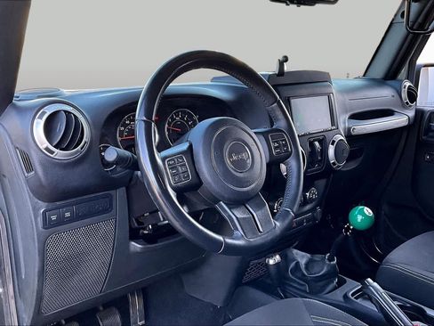 Used 2016 Jeep Wrangler Unlimited Rubicon w/ Connectivity Group AWD/4WD image 16