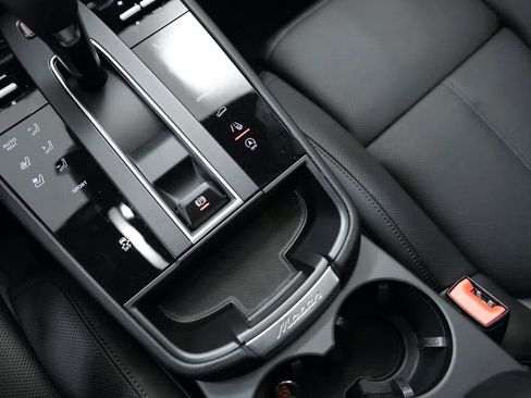 Certified 2026 Porsche Macan AWD/4WD image 32