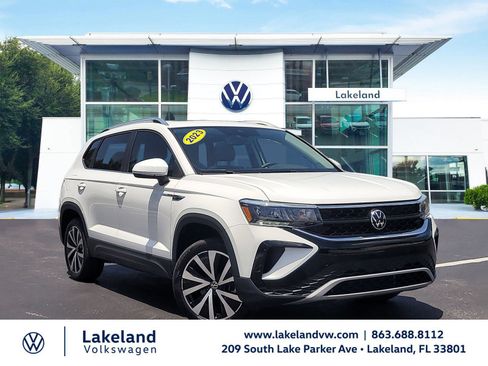 Used 2023 Volkswagen Taos SE w/ Panoramic Sunroof Package FWD image 1