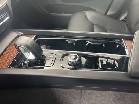 Used 2023 Volvo XC60 B5 Plus image 24