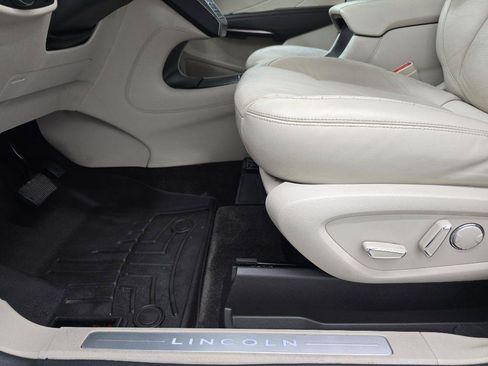 Used 2017 Lincoln MKC Select w/ Select Plus Package FWD image 9