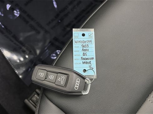 Used 2025 Audi Q5 Premium w/ Convenience Package image 30