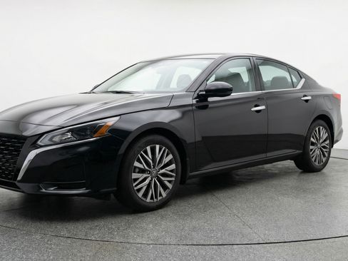 Used 2025 Nissan Altima 2.5 SV image 3