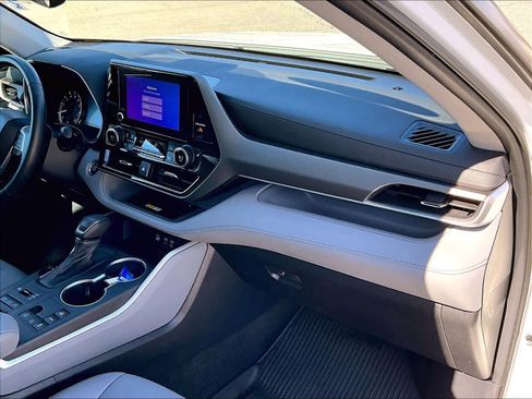 Used 2023 Toyota Highlander XLE image 11