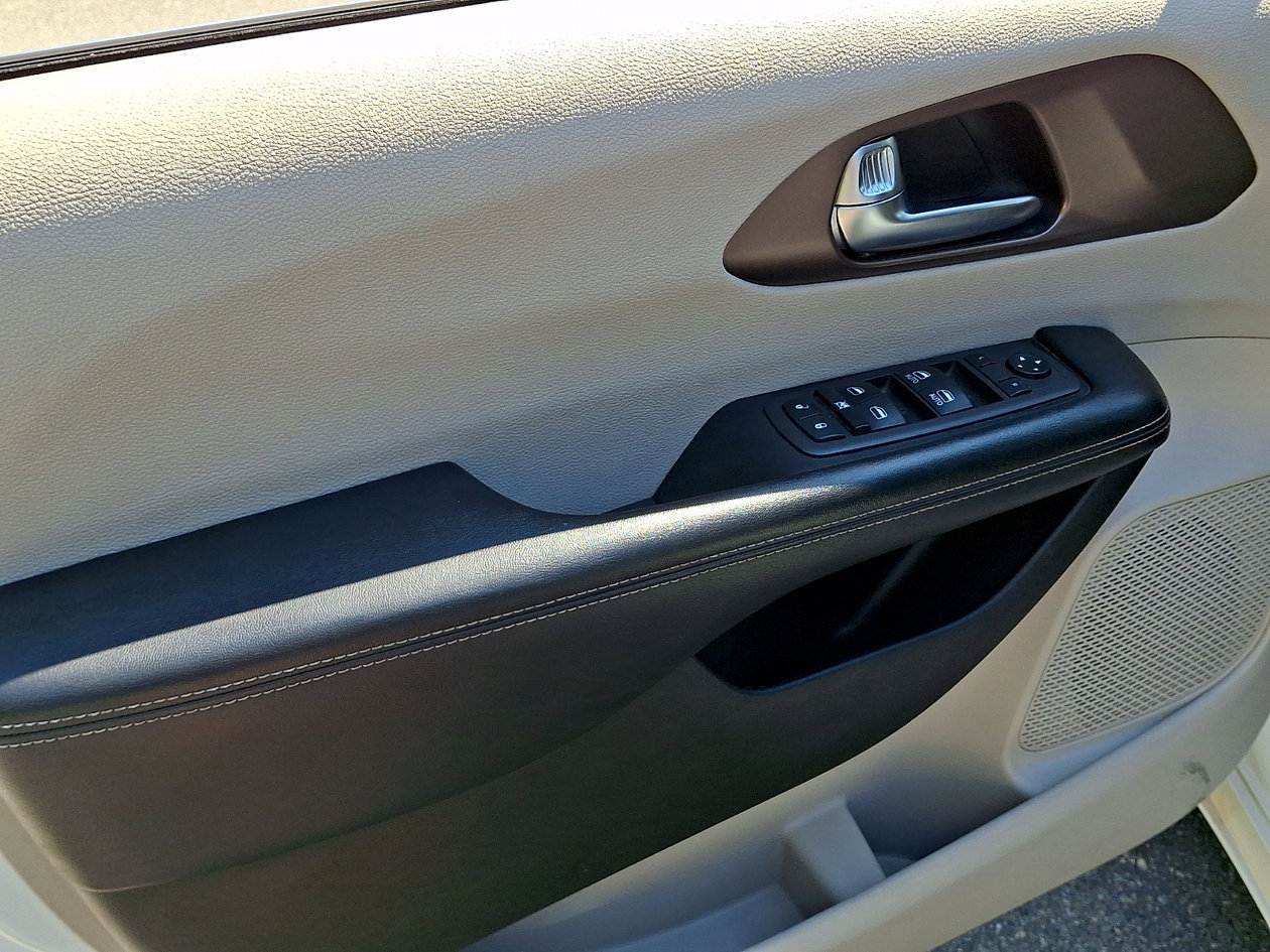 Used 2023 Chrysler Voyager LX FWD image 12