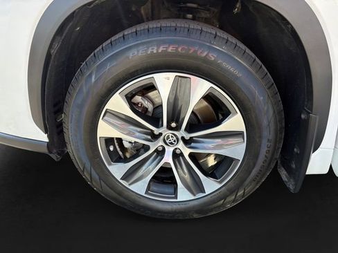 Used 2023 Toyota Highlander XLE AWD/4WD image 11