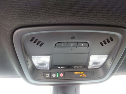 Used 2023 Chevrolet Traverse Premier FWD image 26