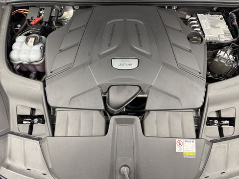 Certified 2023 Porsche Cayenne Platinum Edition image 60