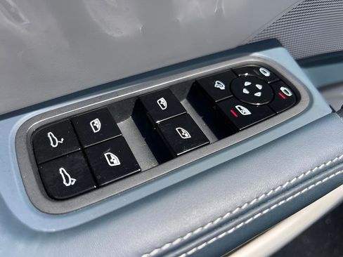 Used 2021 Porsche Cayenne AWD/4WD image 38
