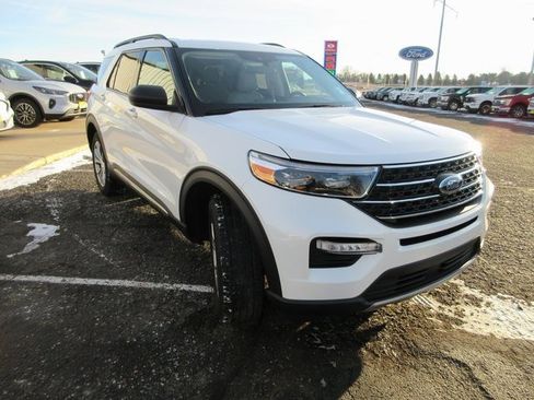 Used 2023 Ford Explorer XLT w/ Equipment Group 202A image 5