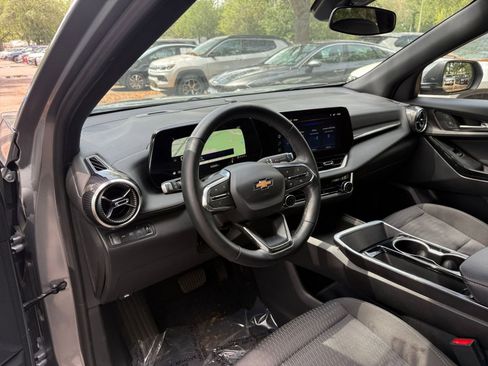 Used 2025 Chevrolet Equinox LT AWD/4WD image 32